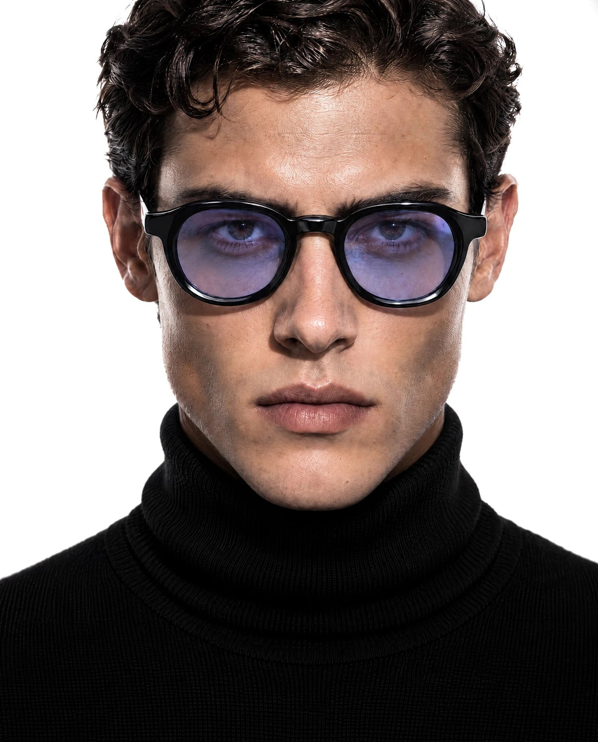 Black Vantage Design Glasses, Fade Blue, con modelo