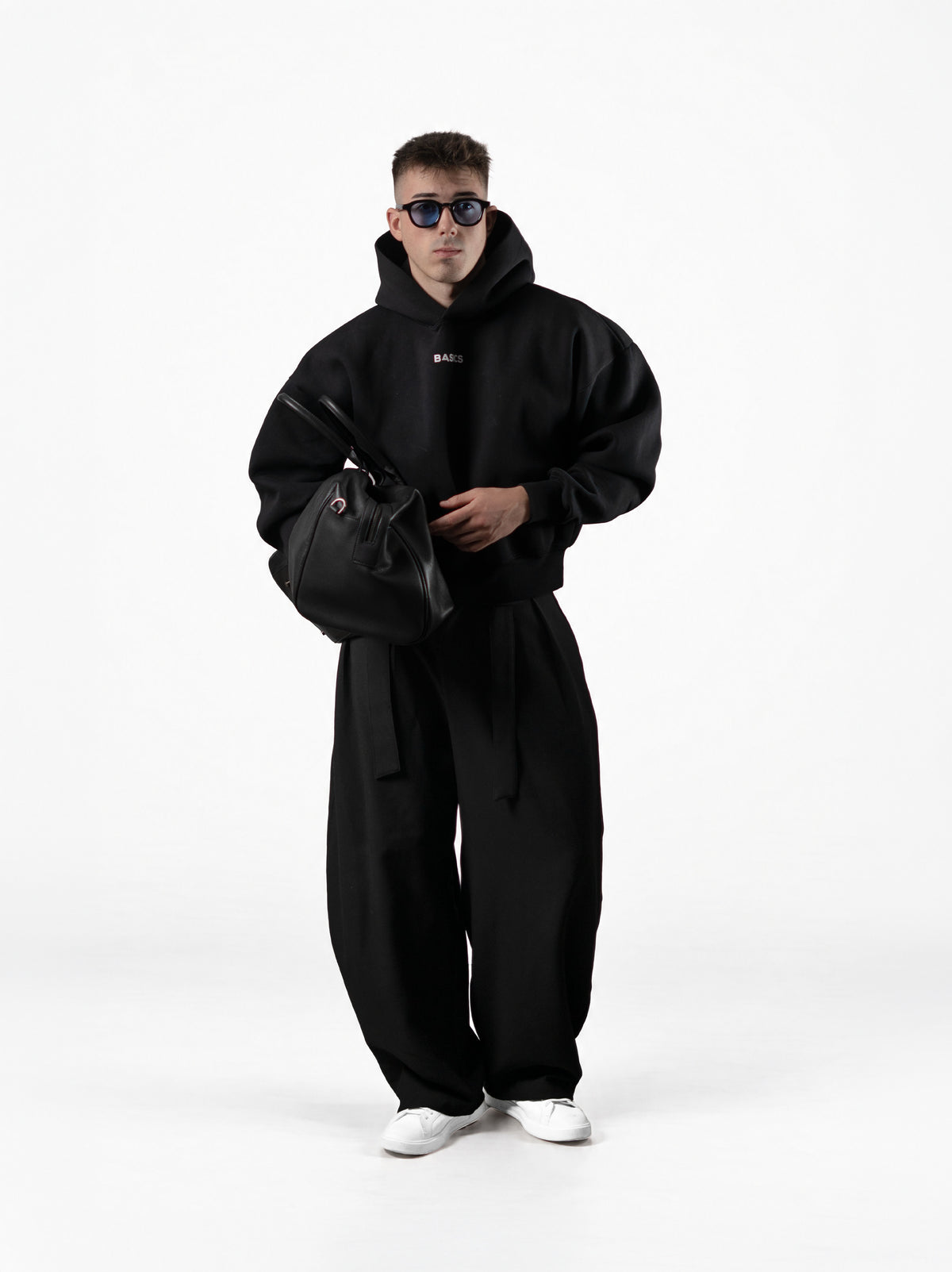 The Founders Hoodie negro puesta, de frente y de cuerpo entero