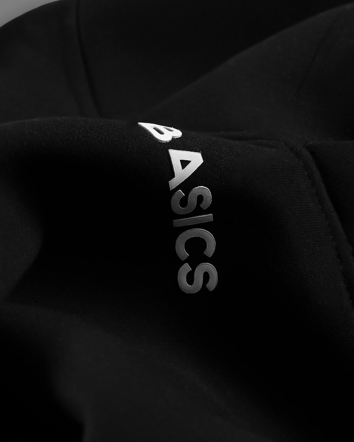 The Founders Hoodie negro, logo BASICS del pecho de cerca